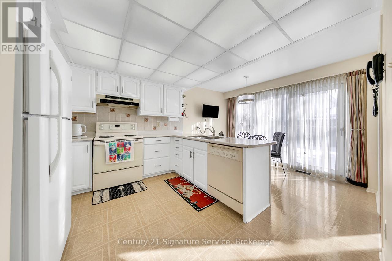 27 Northampton Street, Brampton, ON - Indoor Photo Showing Kitchen With Double Sink