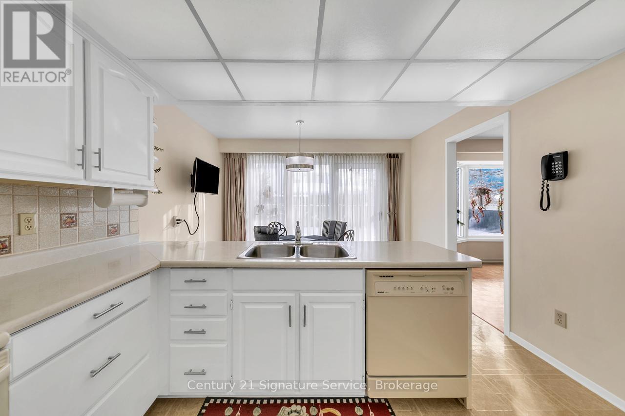 27 Northampton Street, Brampton, ON - Indoor Photo Showing Kitchen With Double Sink