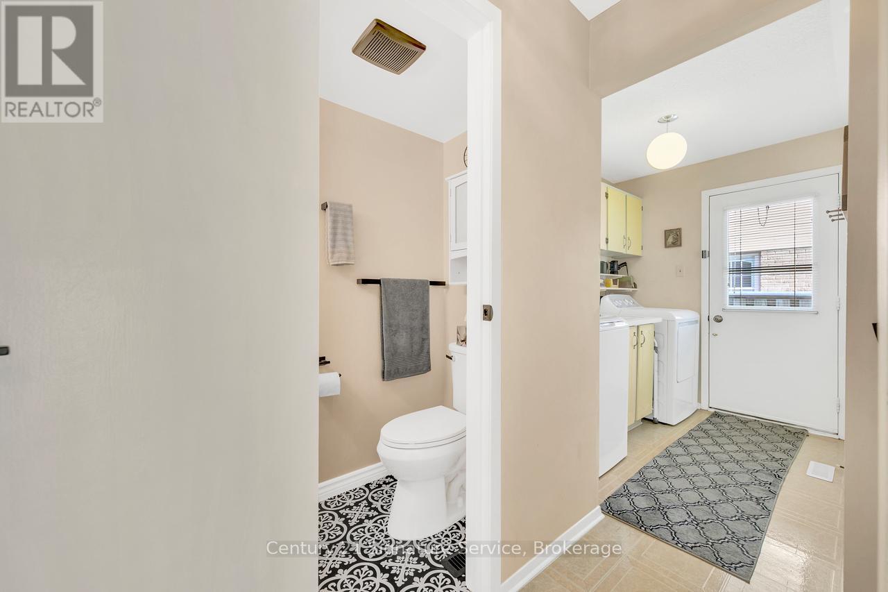 27 Northampton Street, Brampton, ON - Indoor Photo Showing Laundry Room