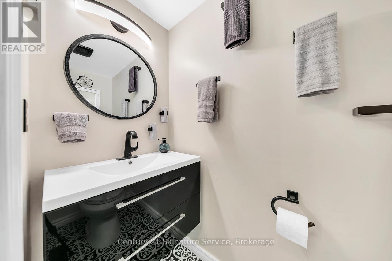 27 Northampton Street, Brampton, ON - Indoor Photo Showing Bathroom