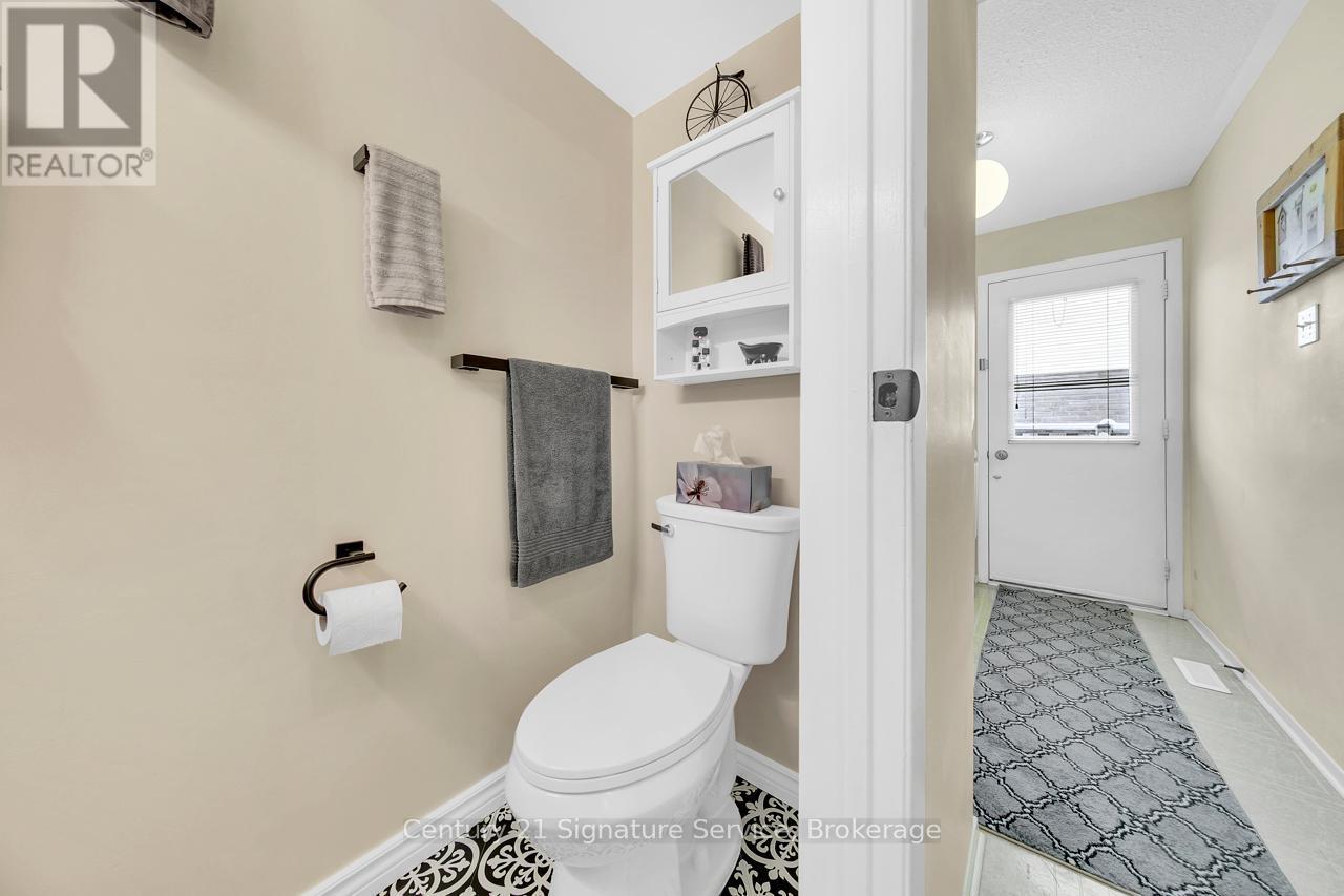 27 Northampton Street, Brampton, ON - Indoor Photo Showing Bathroom