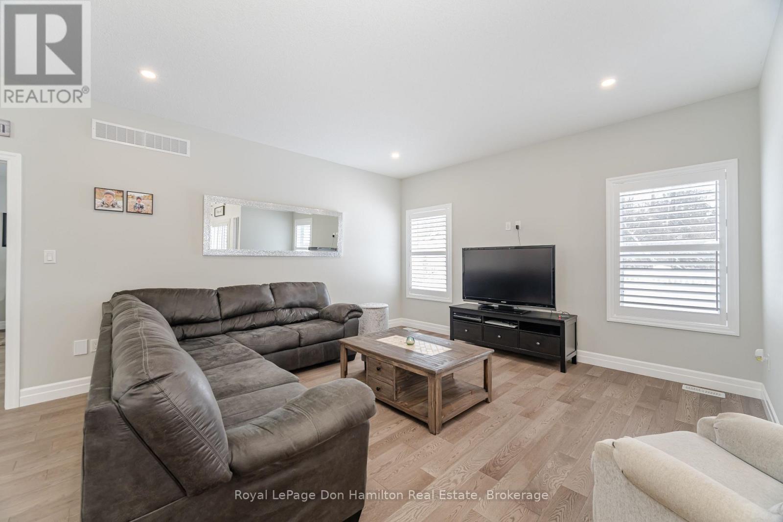 450 Rogers Road, North Perth (Listowel), ON - Indoor Photo Showing Living Room