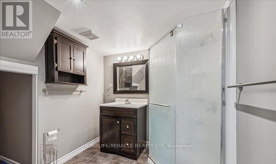 570 Victoria Street S, Kitchener, ON - Indoor Photo Showing Bathroom