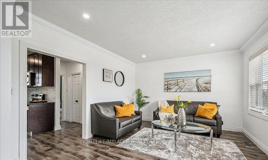 570 Victoria Street S, Kitchener, ON - Indoor Photo Showing Living Room