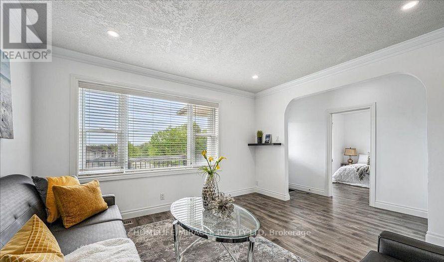 570 Victoria Street S, Kitchener, ON - Indoor Photo Showing Living Room