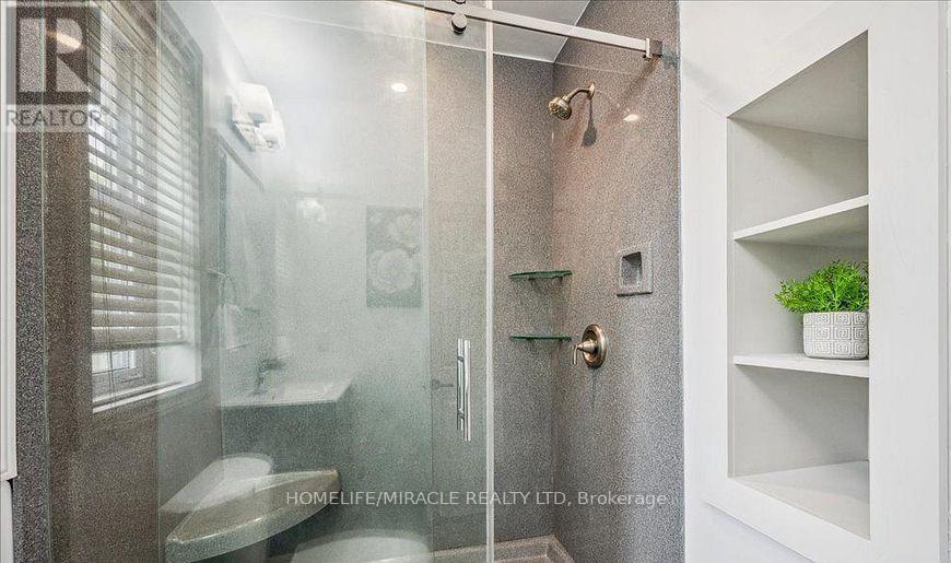 570 Victoria Street S, Kitchener, ON - Indoor Photo Showing Bathroom