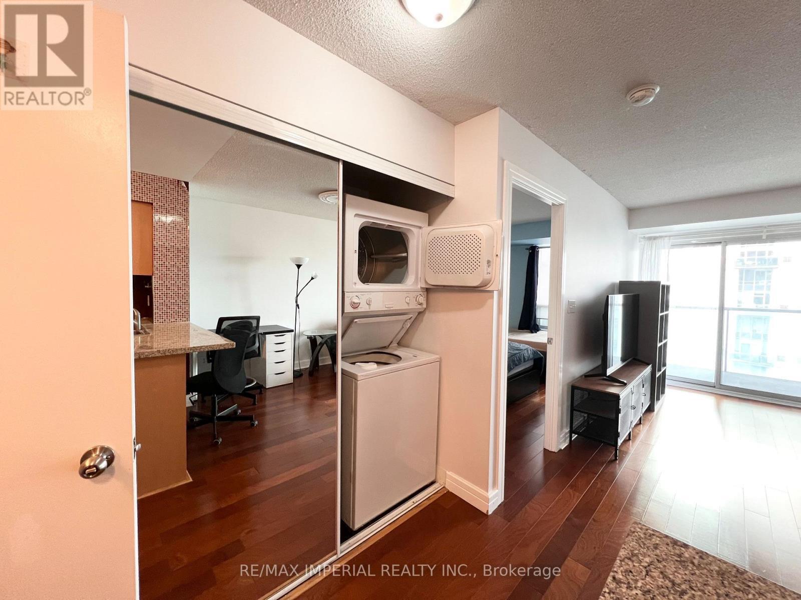 1503 - 18 Harrison Garden Boulevard, Toronto, ON - Indoor Photo Showing Laundry Room