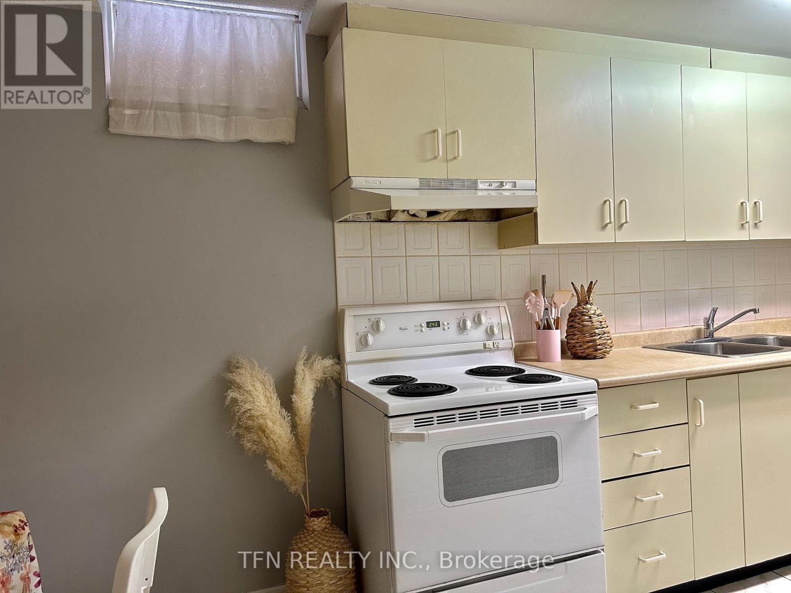 Bsmt - 5 Belwood Boulevard, Vaughan, ON - Indoor Photo Showing Kitchen With Double Sink