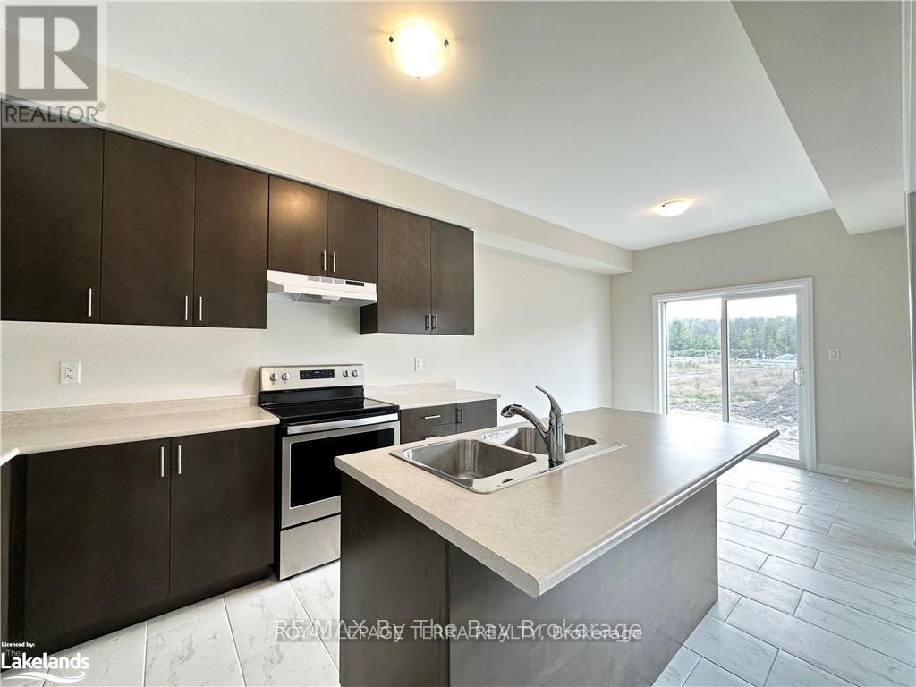 58 Nicort Road, Wasaga Beach, ON - Indoor Photo Showing Kitchen With Double Sink