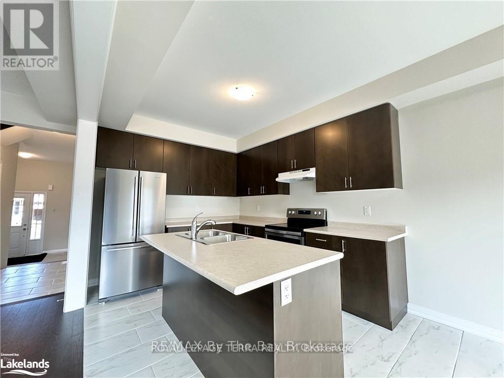 58 Nicort Road, Wasaga Beach, ON - Indoor Photo Showing Kitchen With Double Sink