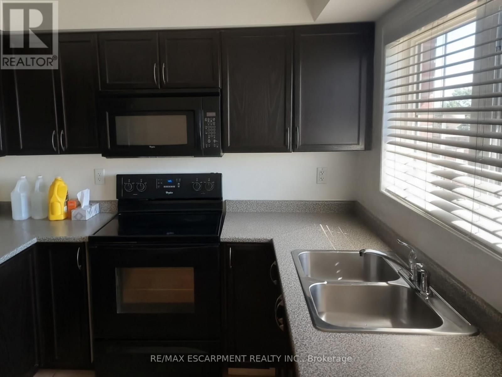 8 - 2579 Sixth Line, Oakville, ON - Indoor Photo Showing Kitchen With Double Sink
