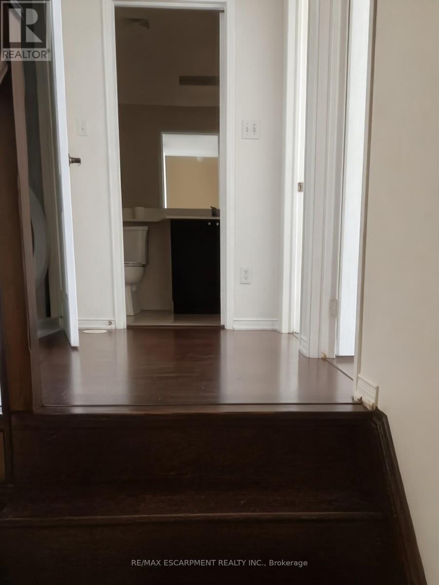 8 - 2579 Sixth Line, Oakville, ON - Indoor Photo Showing Other Room