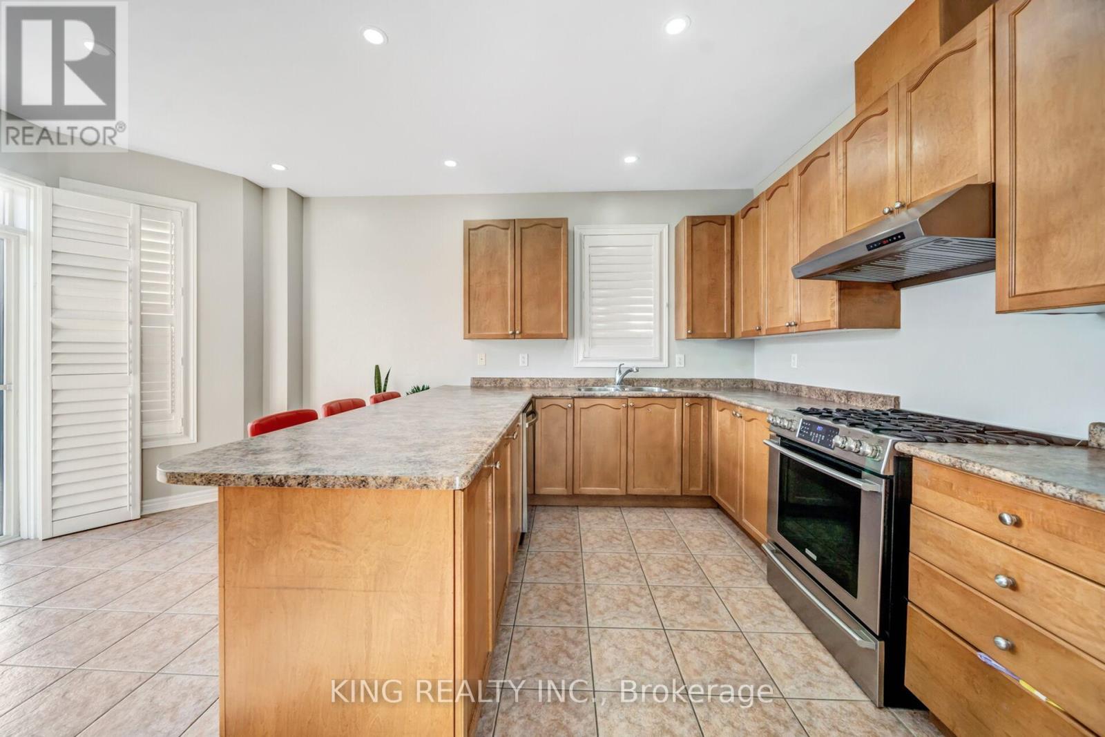 14 Seahorse Avenue, Brampton, ON - Indoor Photo Showing Kitchen