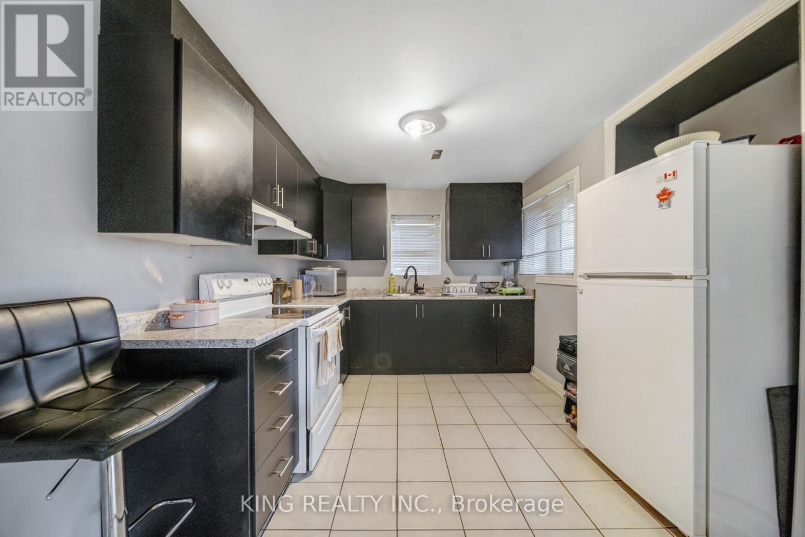 14 Seahorse Avenue, Brampton, ON - Indoor Photo Showing Kitchen