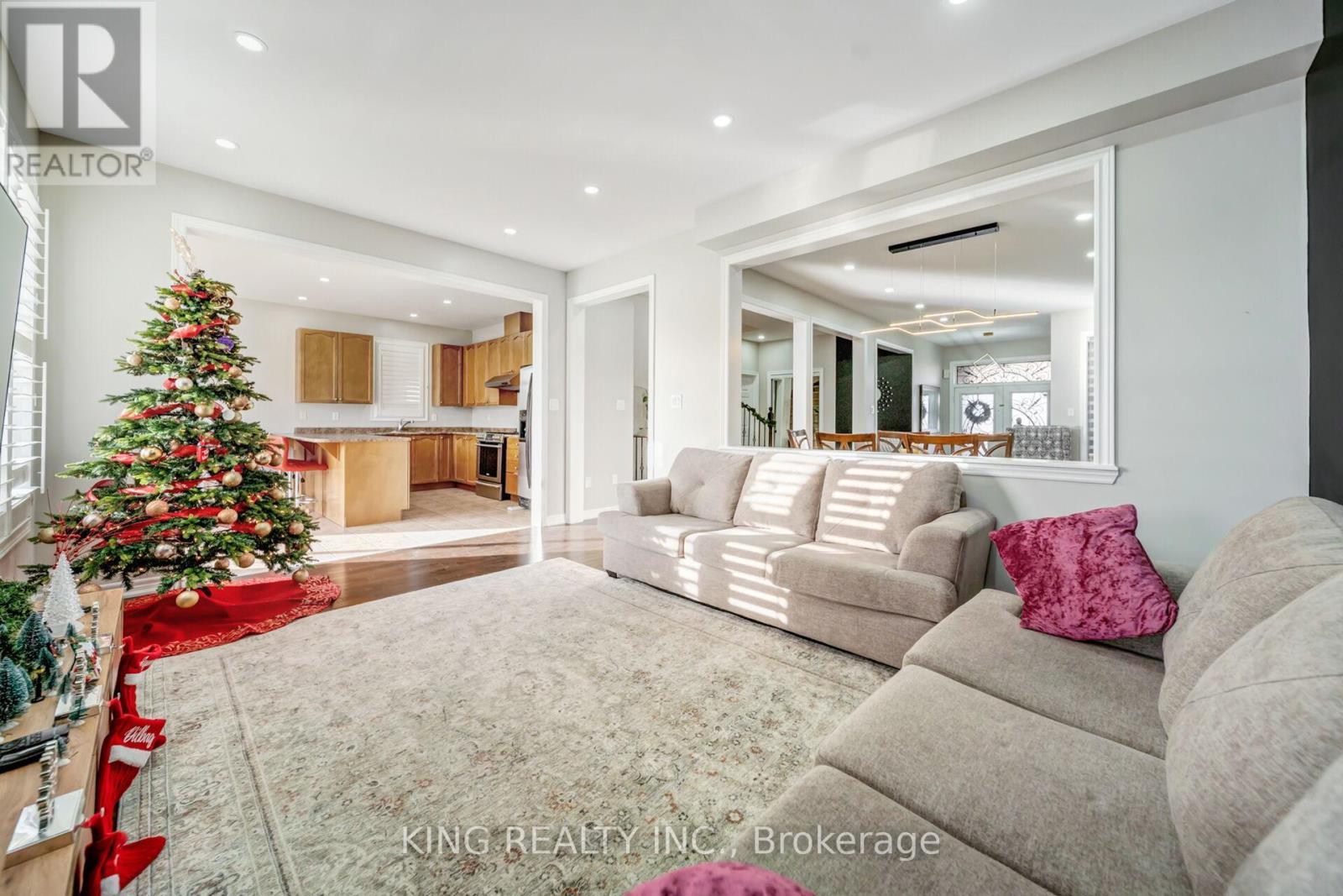 14 Seahorse Avenue, Brampton, ON - Indoor Photo Showing Living Room
