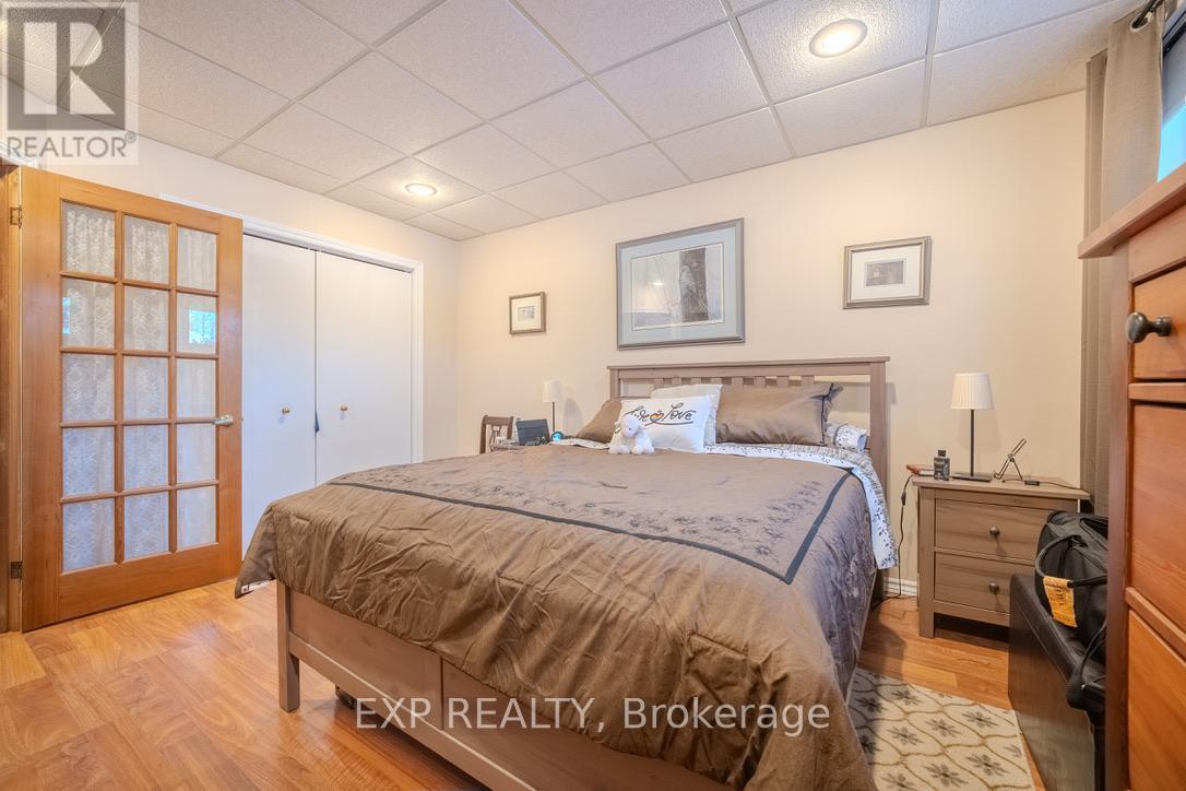 6166 Wildrose Crescent, Niagara Falls (Oldfield), ON - Indoor Photo Showing Bedroom