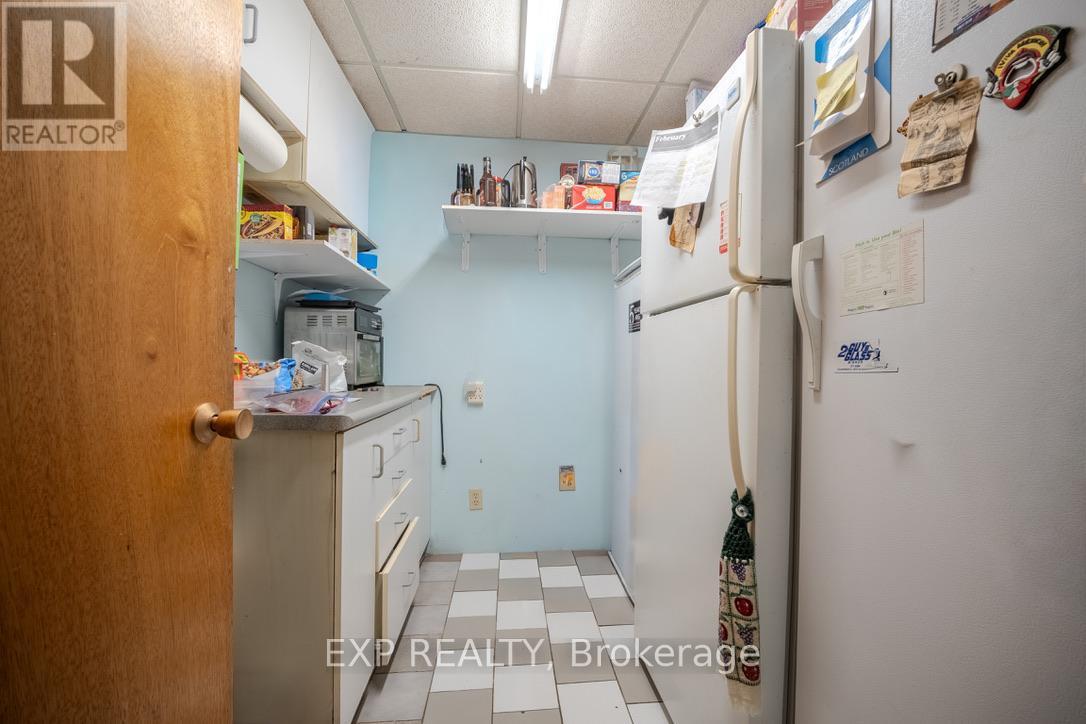 Extra Fridge & Freezer Included - 6166 Wildrose Crescent, Niagara Falls (Oldfield), ON - Indoor