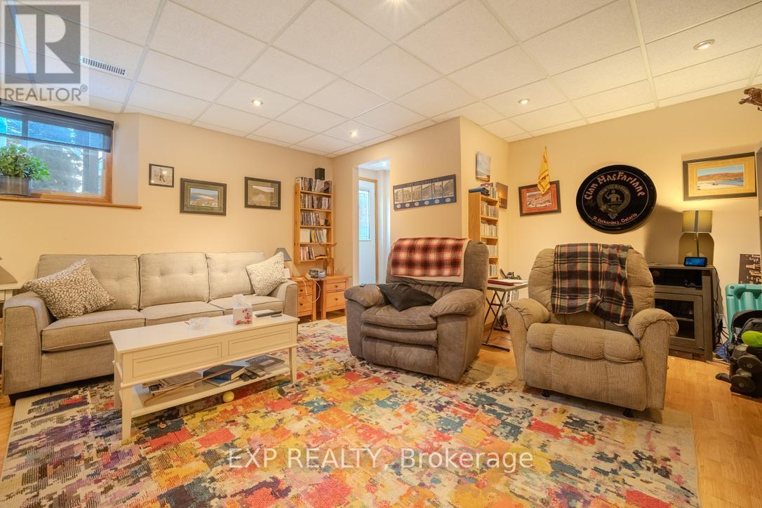 6166 Wildrose Crescent, Niagara Falls (Oldfield), ON - Indoor Photo Showing Living Room