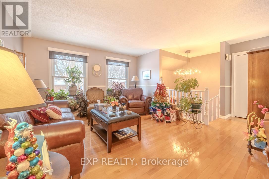 6166 Wildrose Crescent, Niagara Falls (Oldfield), ON - Indoor Photo Showing Living Room