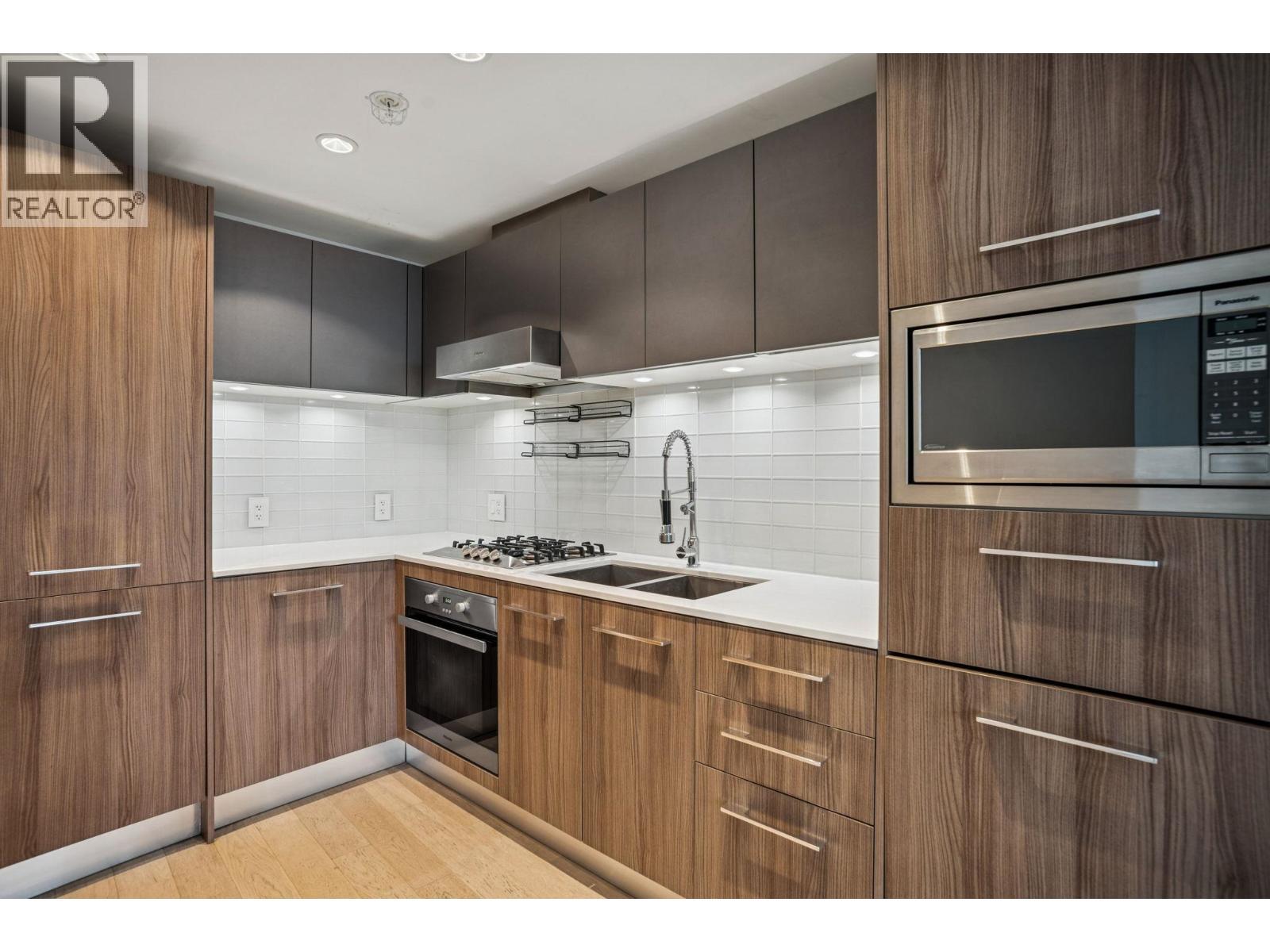 503 4638 Gladstone Street, Vancouver, BC - Indoor Photo Showing Kitchen With Double Sink With Upgraded Kitchen