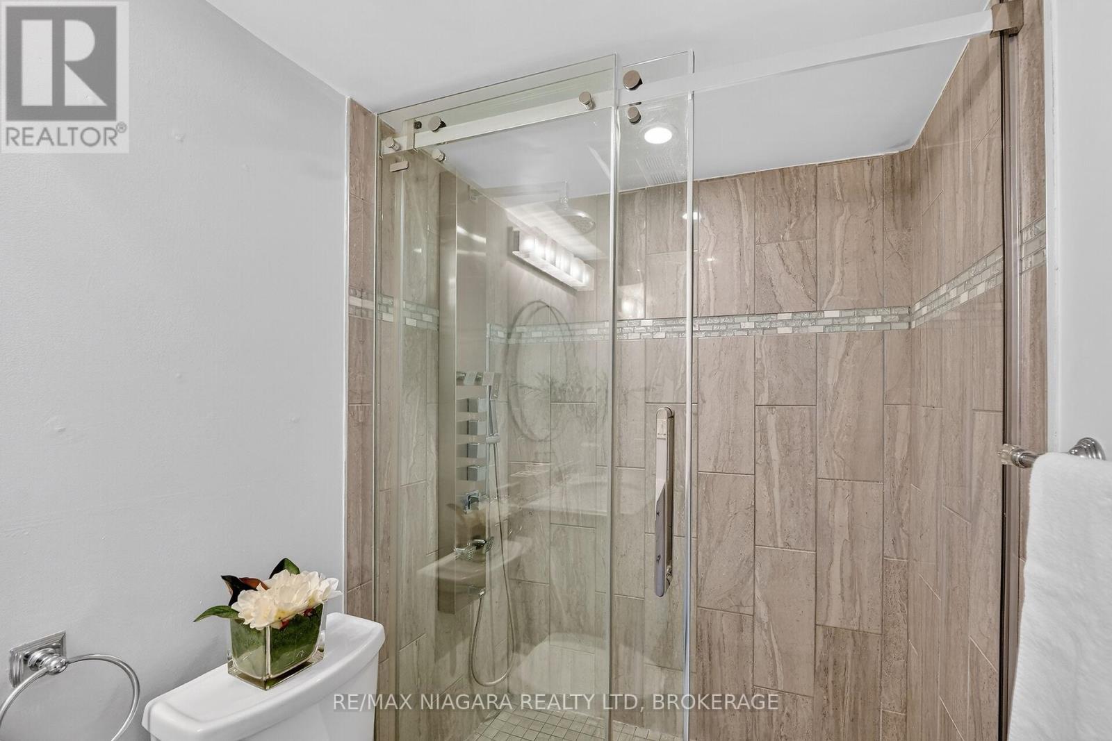 911 - 81 Scott Street, St. Catharines (Lakeport), ON - Indoor Photo Showing Bathroom