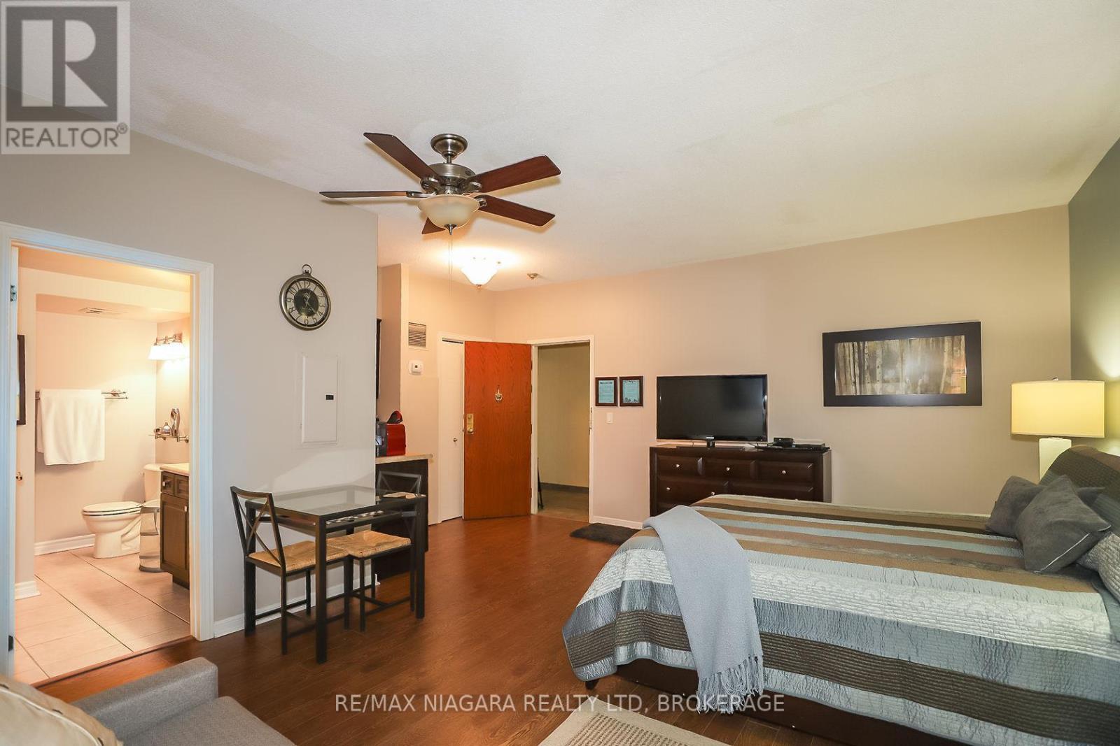 911 - 81 Scott Street, St. Catharines (Lakeport), ON - Indoor Photo Showing Bedroom