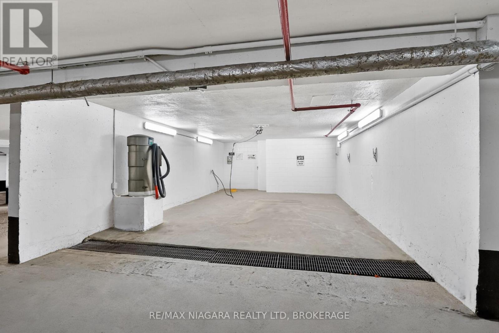 911 - 81 Scott Street, St. Catharines (Lakeport), ON - Indoor Photo Showing Garage