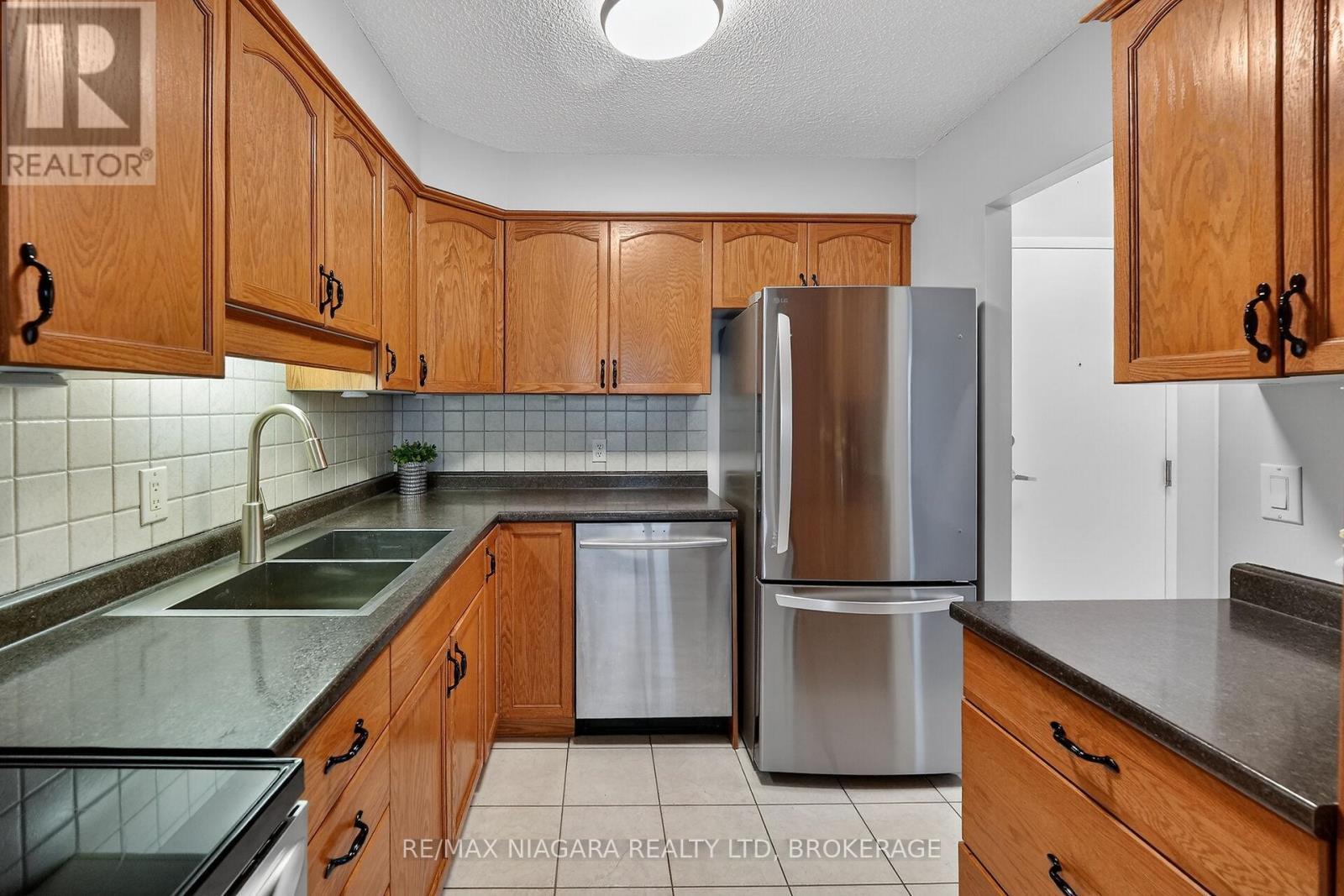 911 - 81 Scott Street, St. Catharines (Lakeport), ON - Indoor Photo Showing Kitchen With Stainless Steel Kitchen With Double Sink
