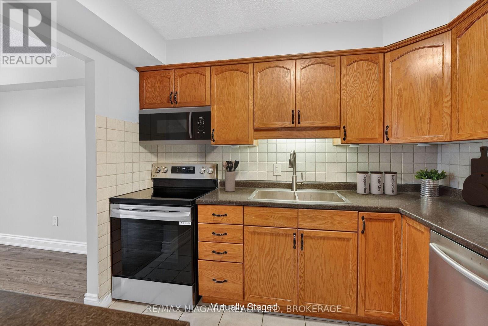 911 - 81 Scott Street, St. Catharines (Lakeport), ON - Indoor Photo Showing Kitchen