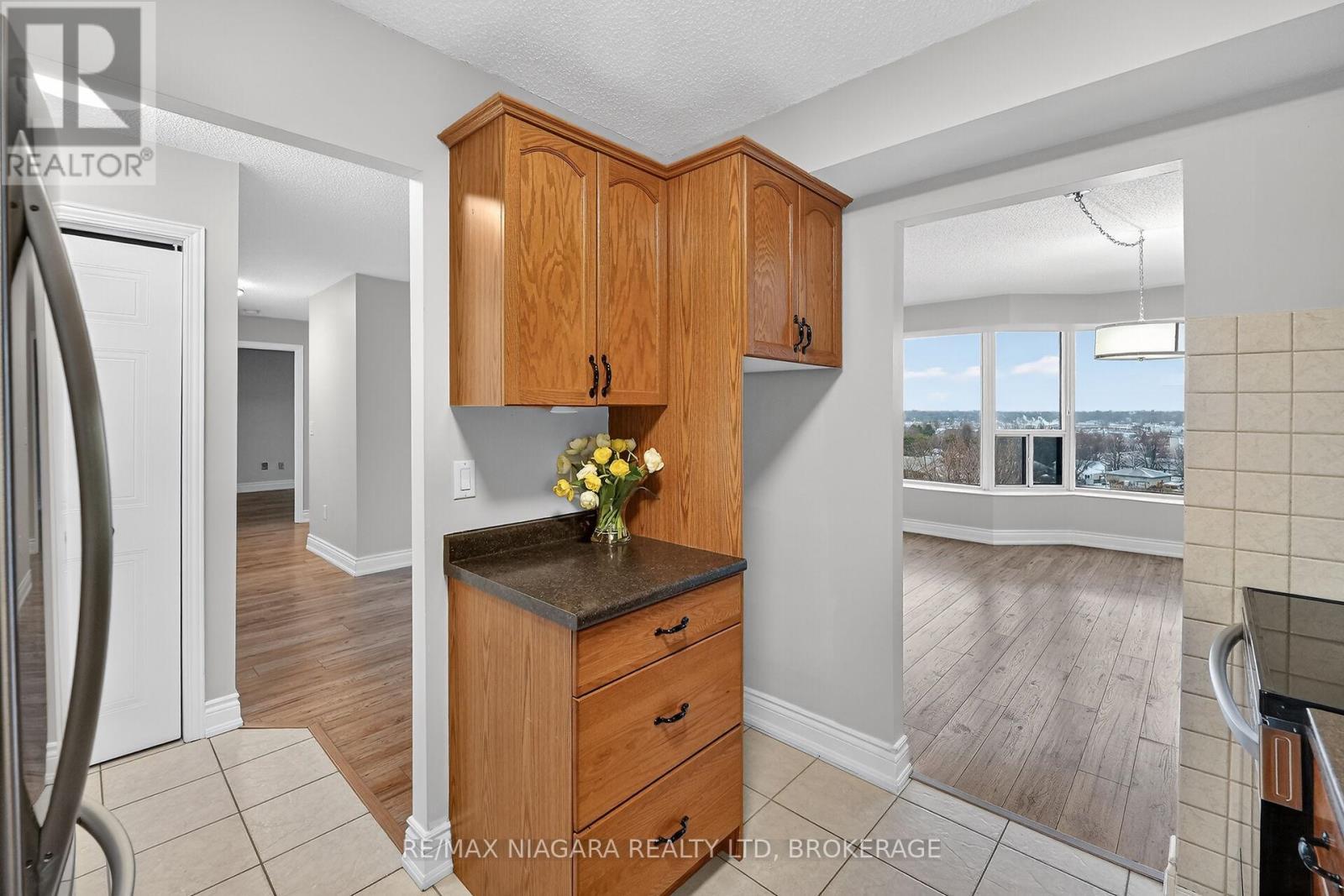 911 - 81 Scott Street, St. Catharines (Lakeport), ON - Indoor