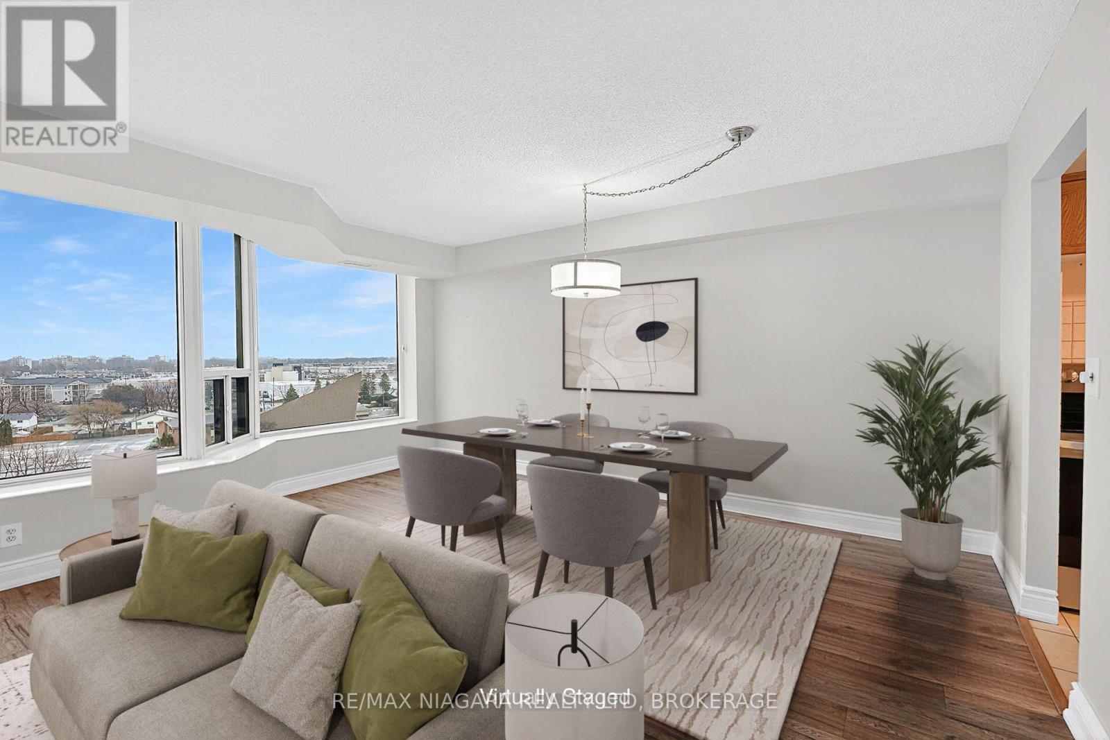 911 - 81 Scott Street, St. Catharines (Lakeport), ON - Indoor Photo Showing Living Room