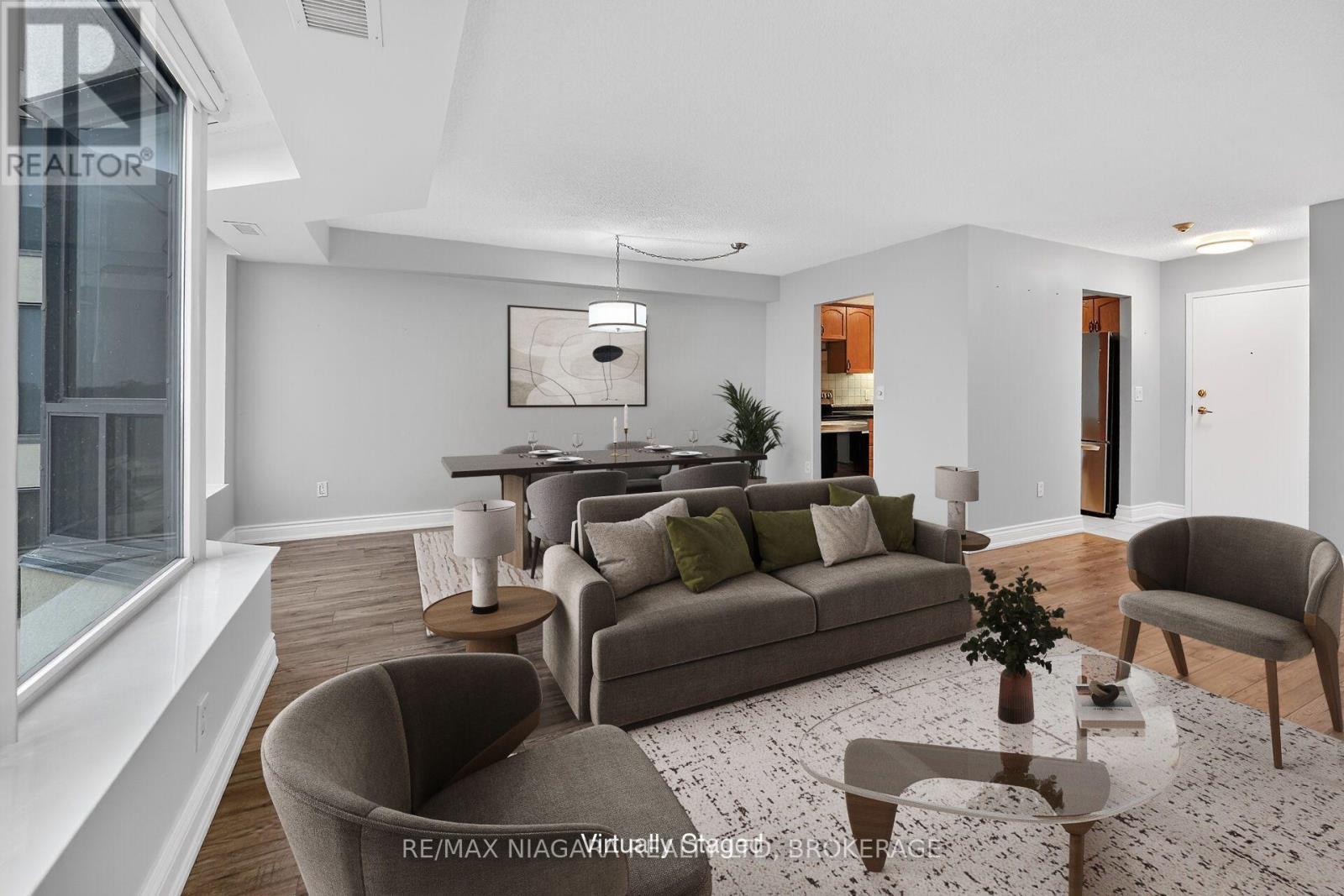 911 - 81 Scott Street, St. Catharines (Lakeport), ON - Indoor Photo Showing Living Room