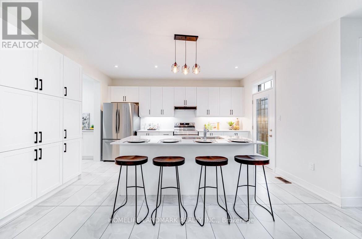 143 Kenneth Rogers Crescent, East Gwillimbury, ON - Indoor Photo Showing Kitchen