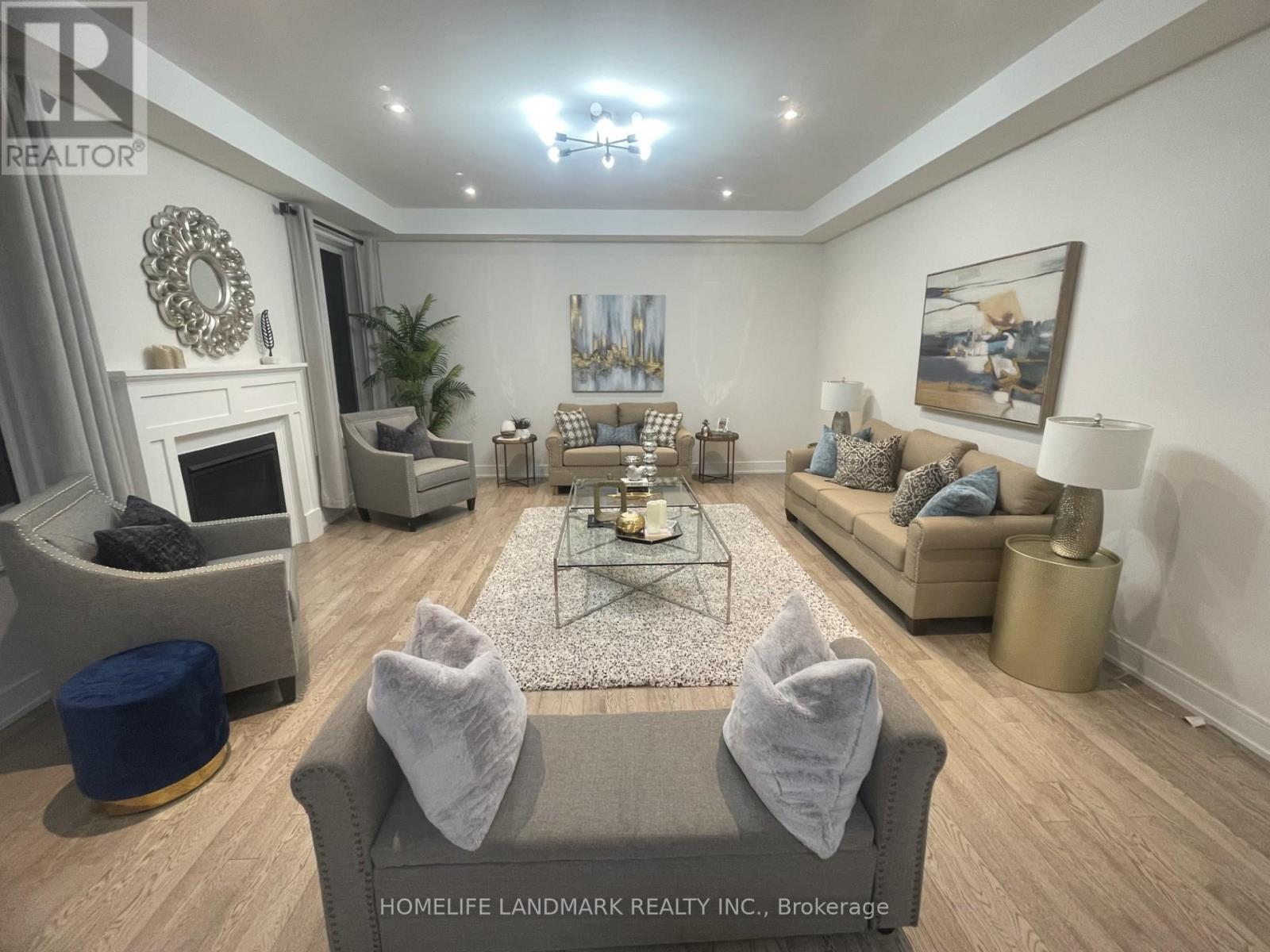 143 Kenneth Rogers Crescent, East Gwillimbury, ON - Indoor Photo Showing Living Room With Fireplace