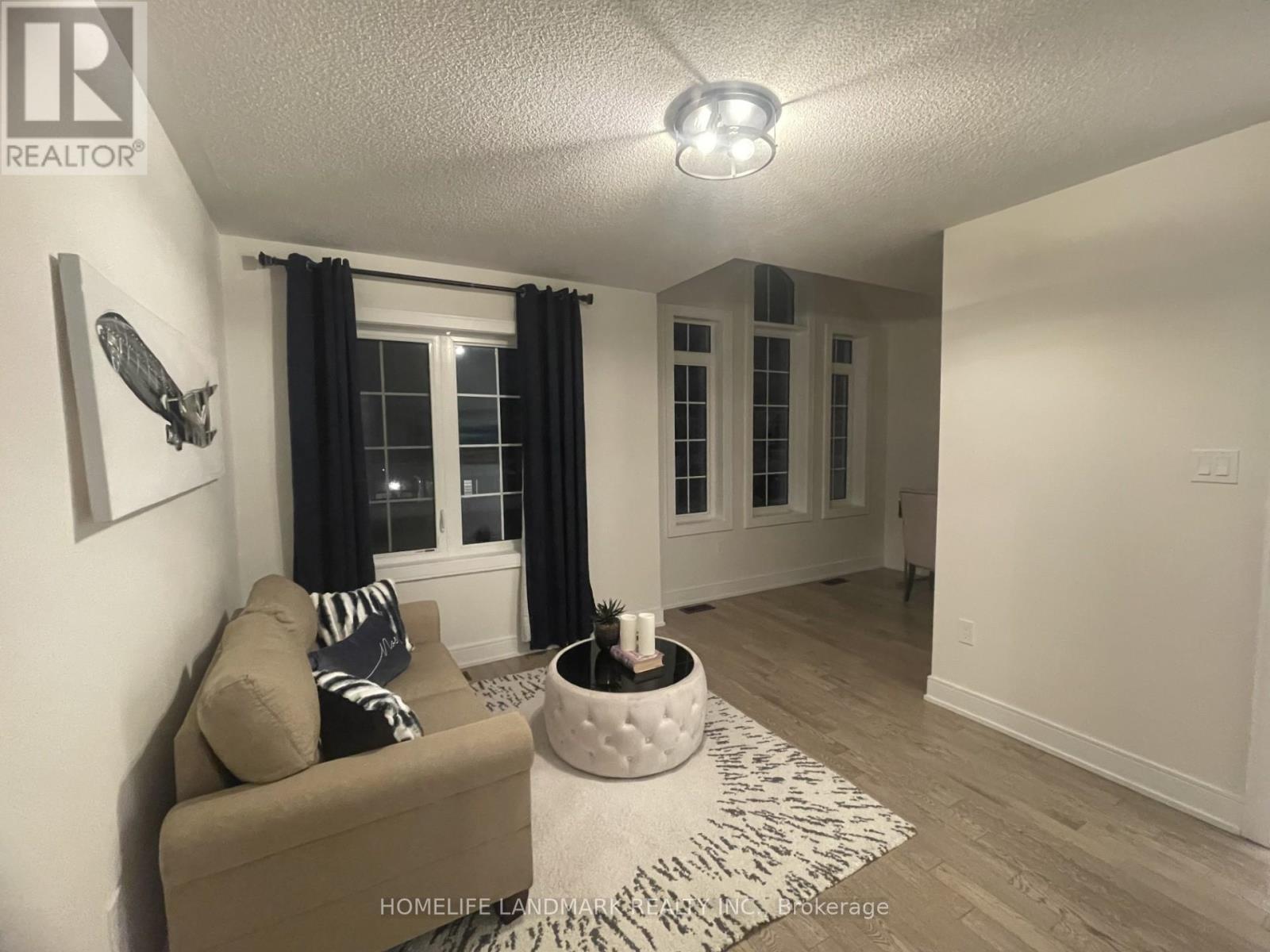 143 Kenneth Rogers Crescent, East Gwillimbury, ON - Indoor Photo Showing Other Room