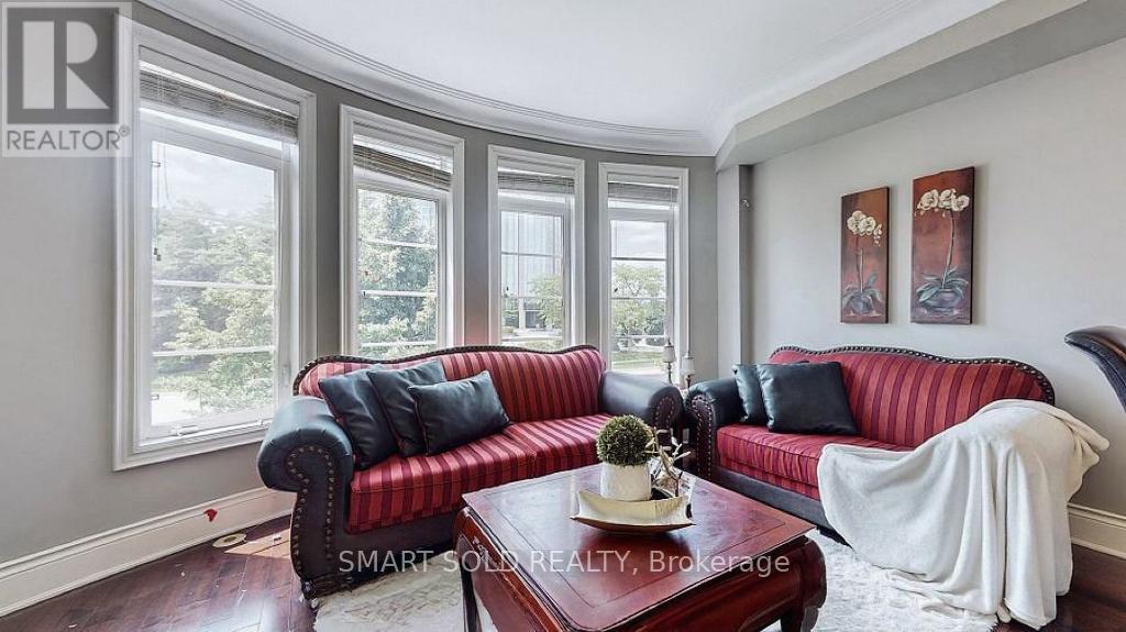 4123 Shipp Drive, Mississauga, ON - Indoor Photo Showing Living Room