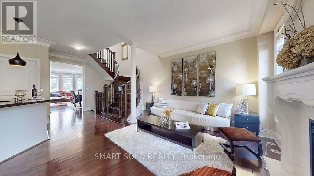 4123 Shipp Drive, Mississauga, ON - Indoor Photo Showing Living Room