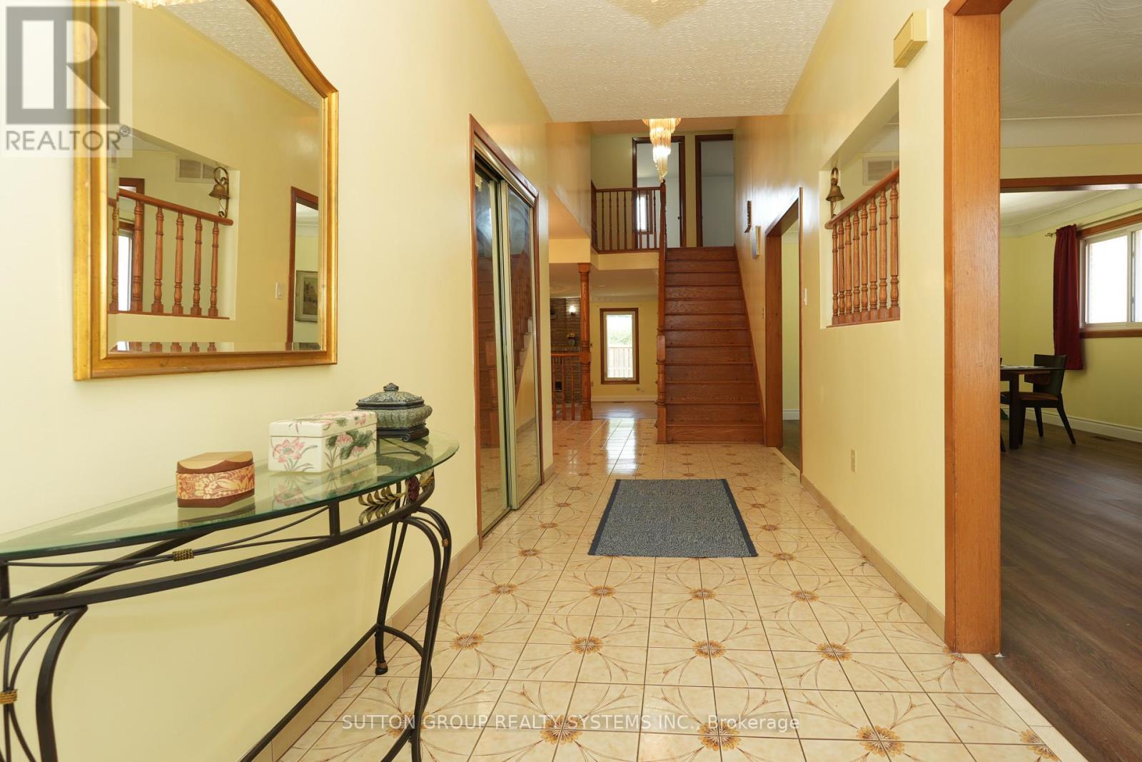 Upper - 101 Henley Drive, Hamilton, ON - Indoor Photo Showing Other Room