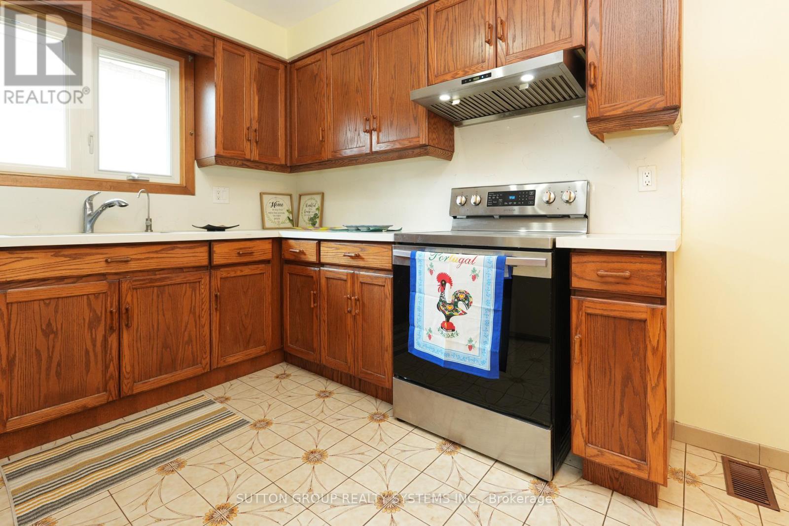 Upper - 101 Henley Drive, Hamilton, ON - Indoor Photo Showing Kitchen