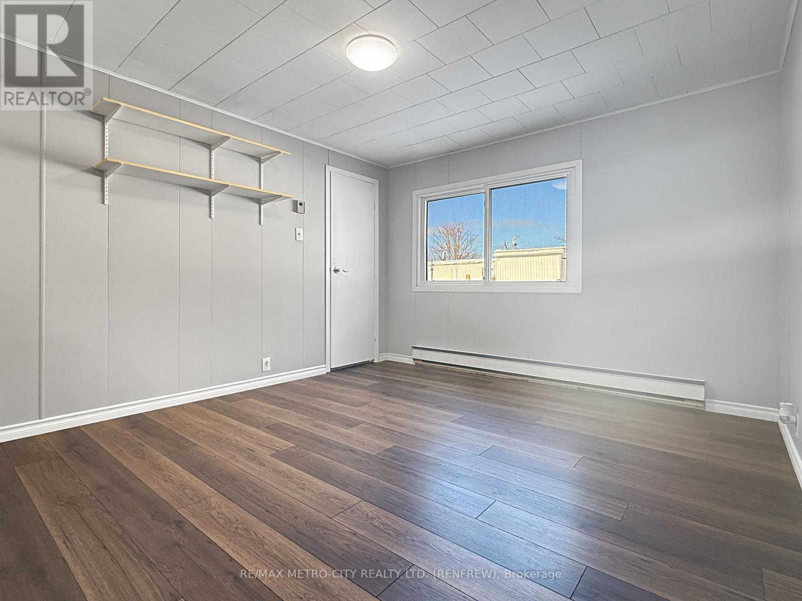 33 Julie Lane, Horton, ON - Indoor Photo Showing Other Room