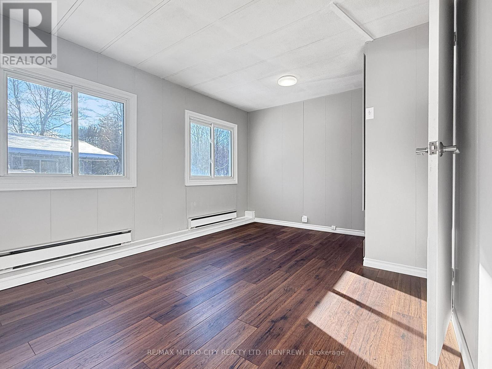 33 Julie Lane, Horton, ON - Indoor Photo Showing Other Room