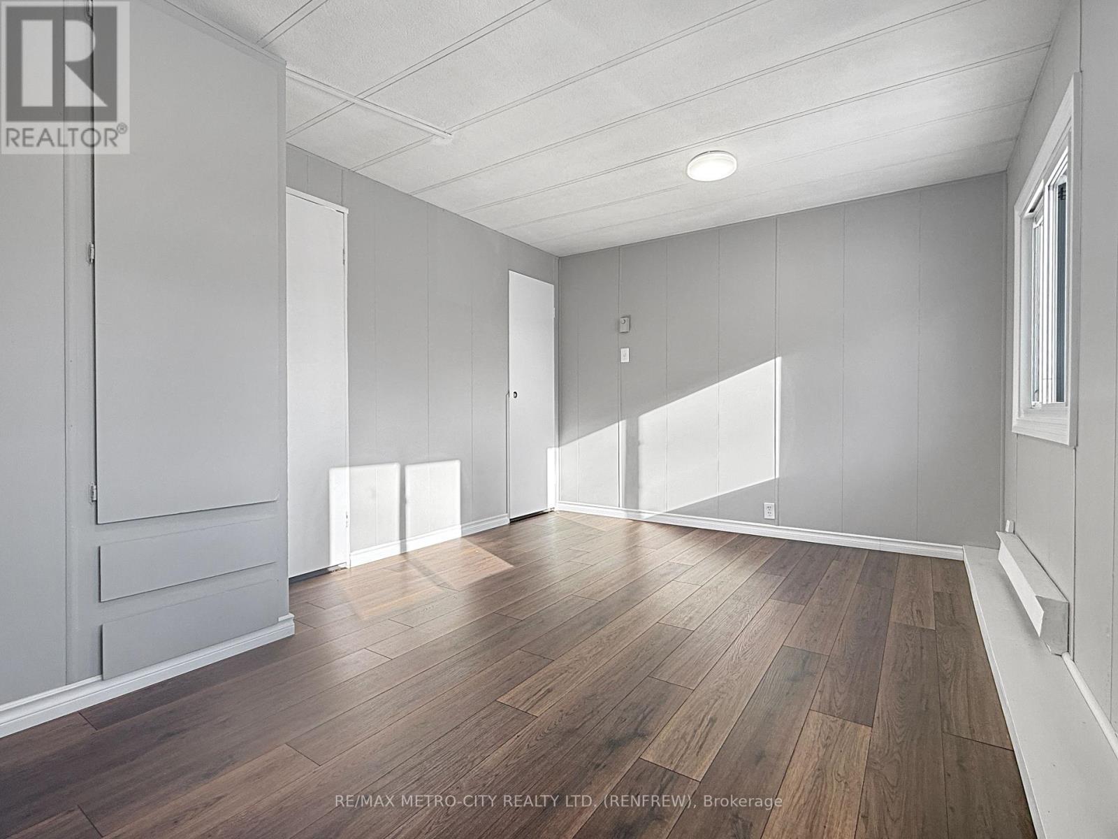 33 Julie Lane, Horton, ON - Indoor Photo Showing Other Room