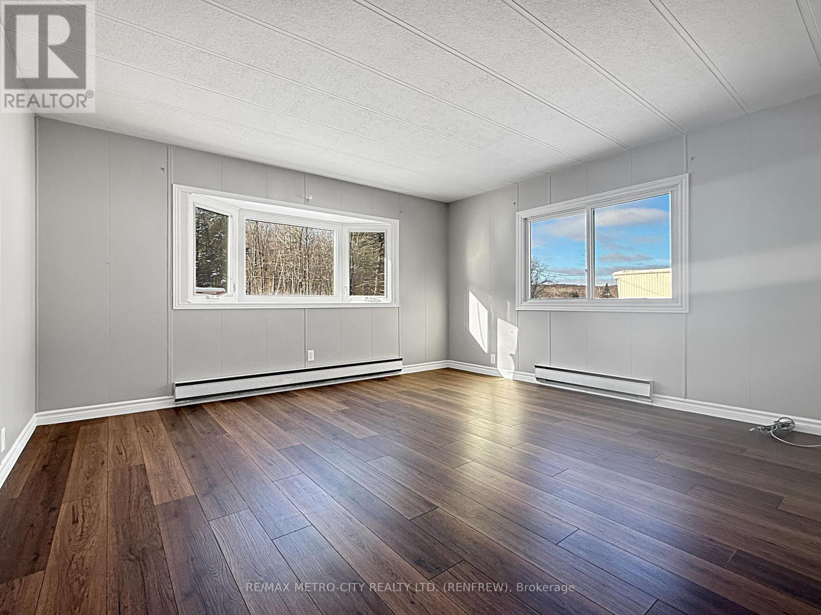 33 Julie Lane, Horton, ON - Indoor