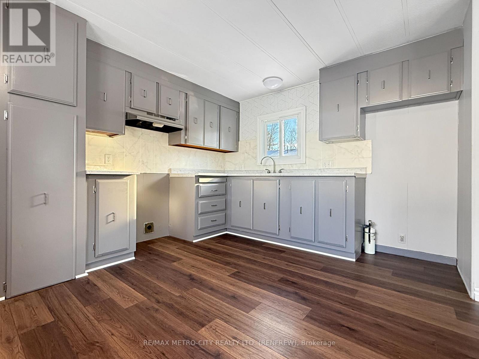 33 Julie Lane, Horton, ON - Indoor Photo Showing Kitchen