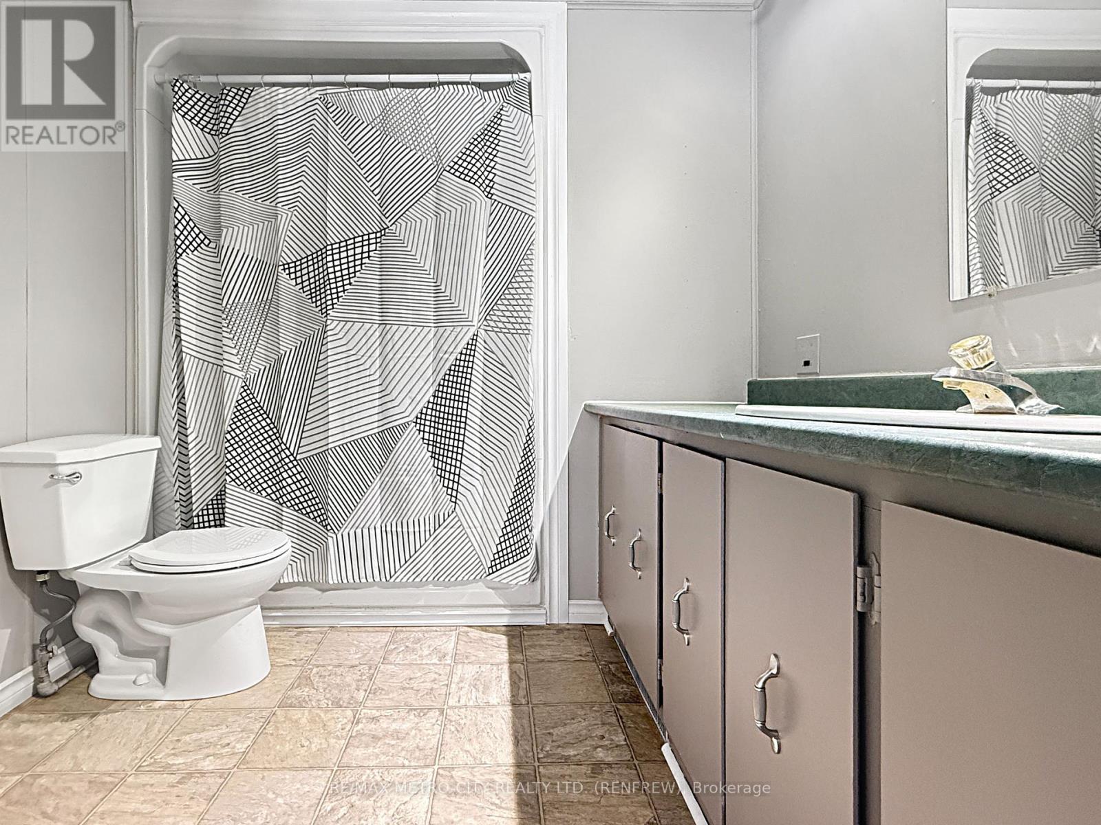 33 Julie Lane, Horton, ON - Indoor Photo Showing Bathroom