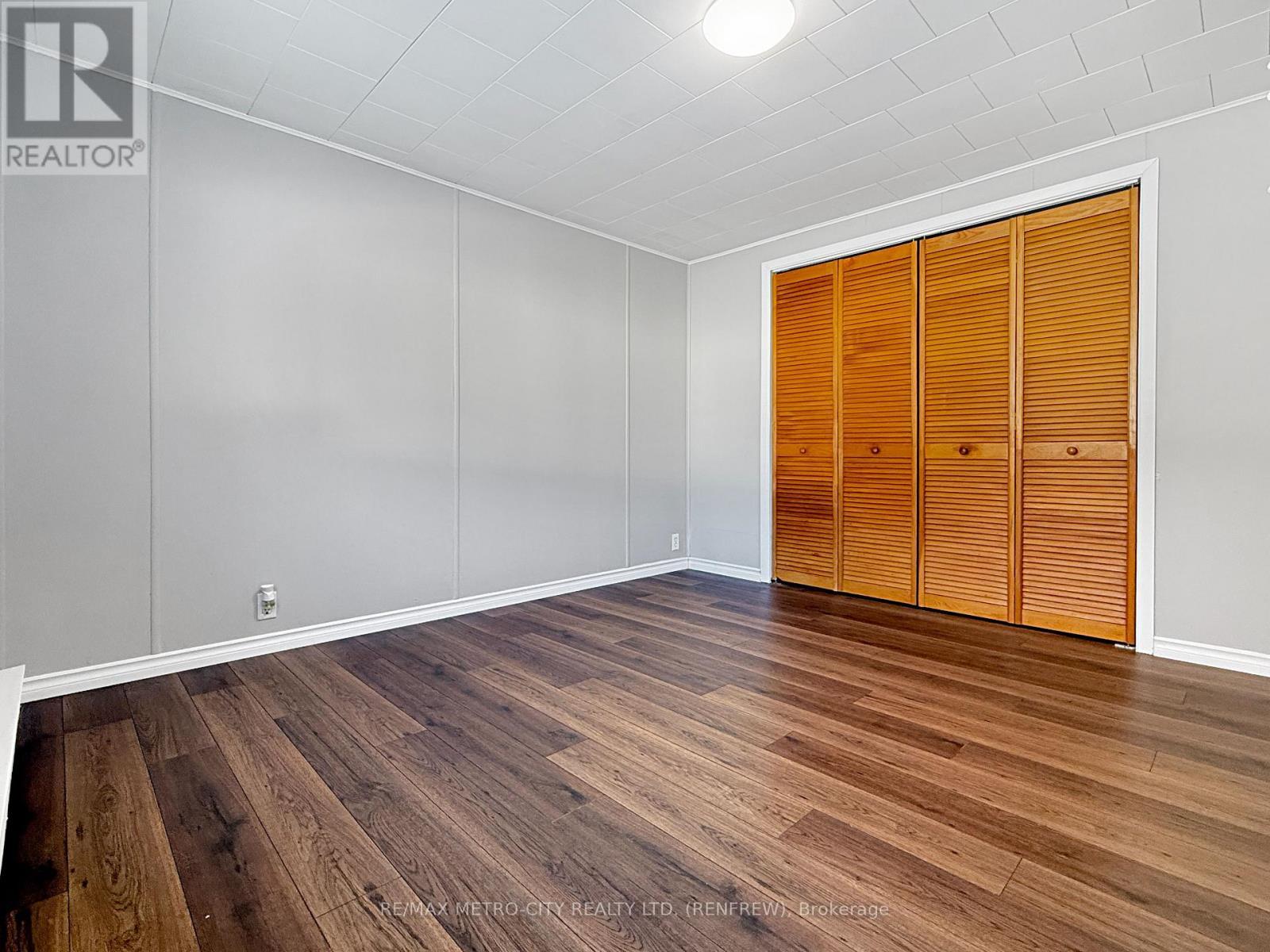 33 Julie Lane, Horton, ON - Indoor Photo Showing Other Room