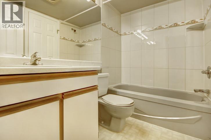 202 1641 Woodland Drive, Vancouver, BC - Indoor Photo Showing Bathroom
