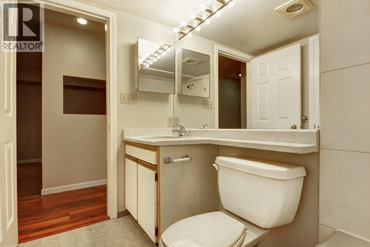 202 1641 Woodland Drive, Vancouver, BC - Indoor Photo Showing Bathroom