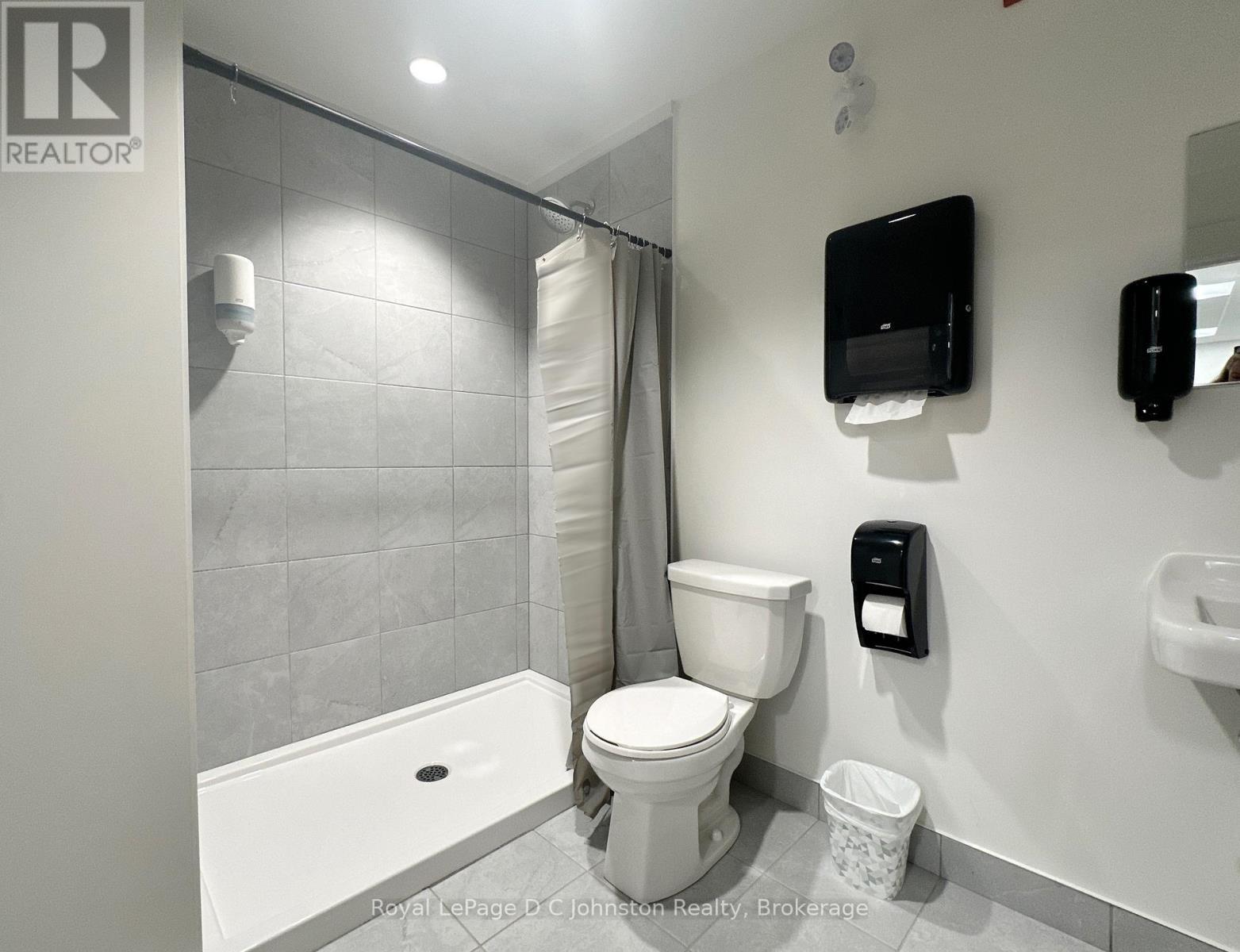 Washrooms with shower on level - 119 - 1020 Goderich Street, Saugeen Shores, ON