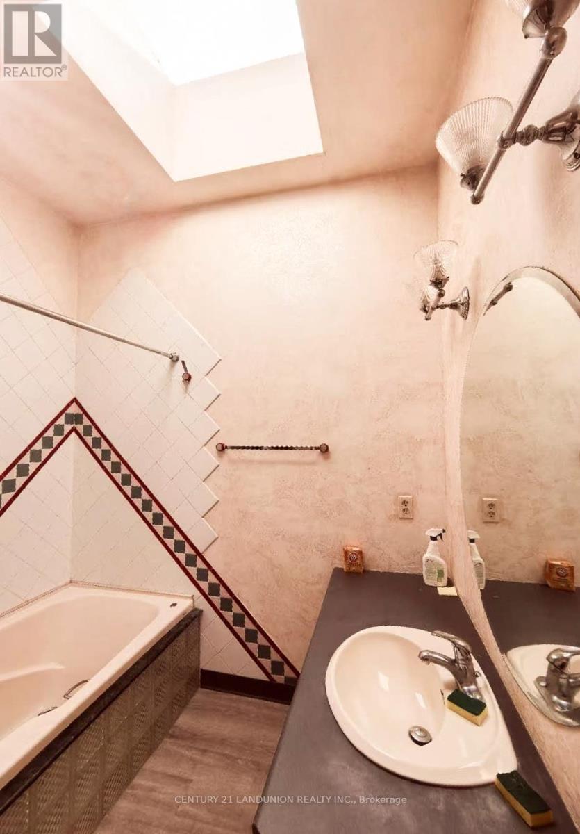 3Rd Floor - 511 Mount Pleasant Road, Toronto, ON